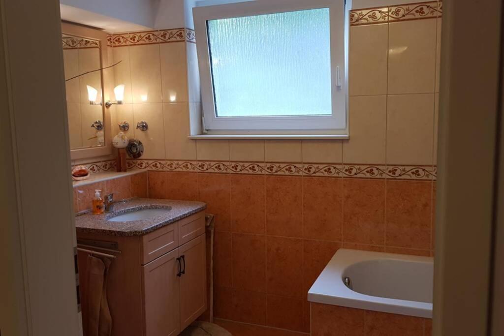 2 Zimmer-einliegerwohnung Am Flughafen Schoenefeld *
