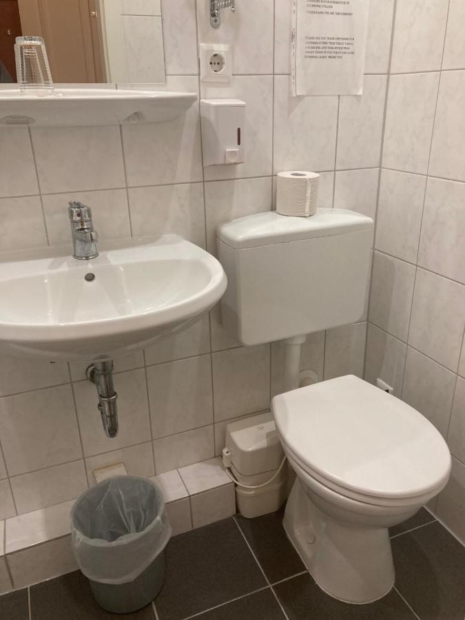 Am Kurfuerstendamm 3* Berlin