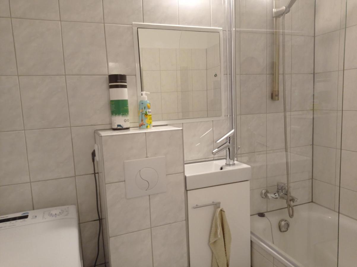 Apartment Ferienwohnung Für 1-2 Personen In Berlin, Nähe U Friedrichsfelde *