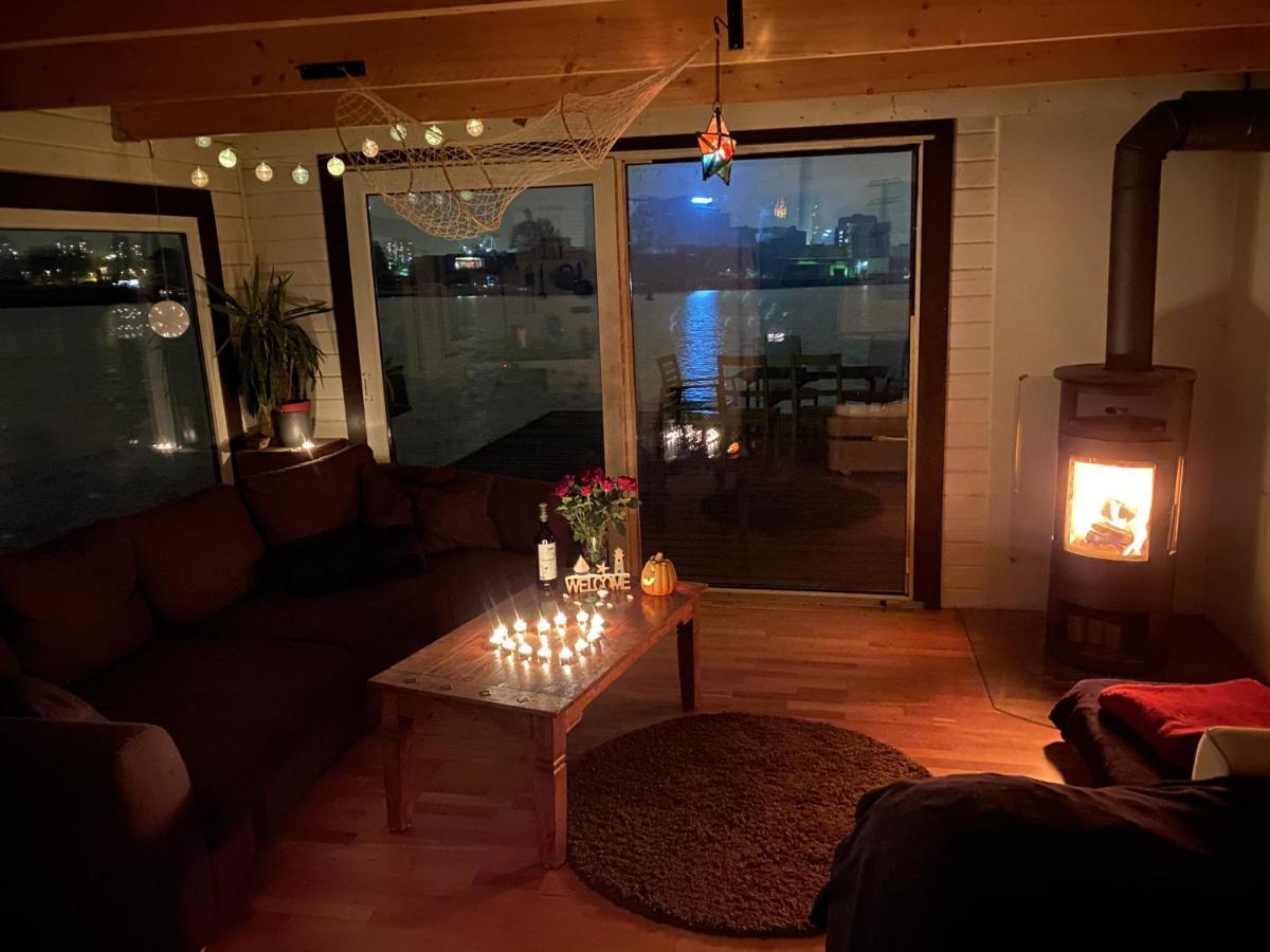 Saunainsel - Hausboot Mit Schwimmender Sauna, Hottub Und Tretboot In