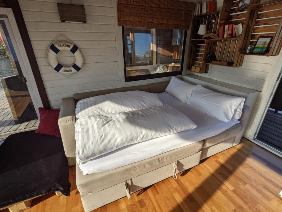 Saunainsel - Hausboot Mit Schwimmender Sauna, Hottub Und Tretboot In *