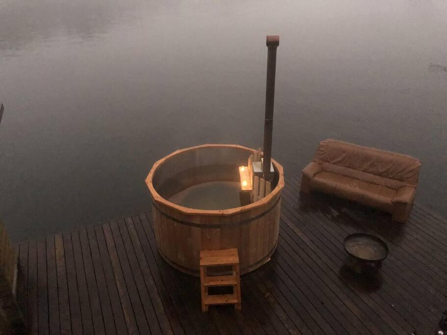Botel Saunainsel - Hausboot Mit Schwimmender Sauna, Hottub Und Tretboot In