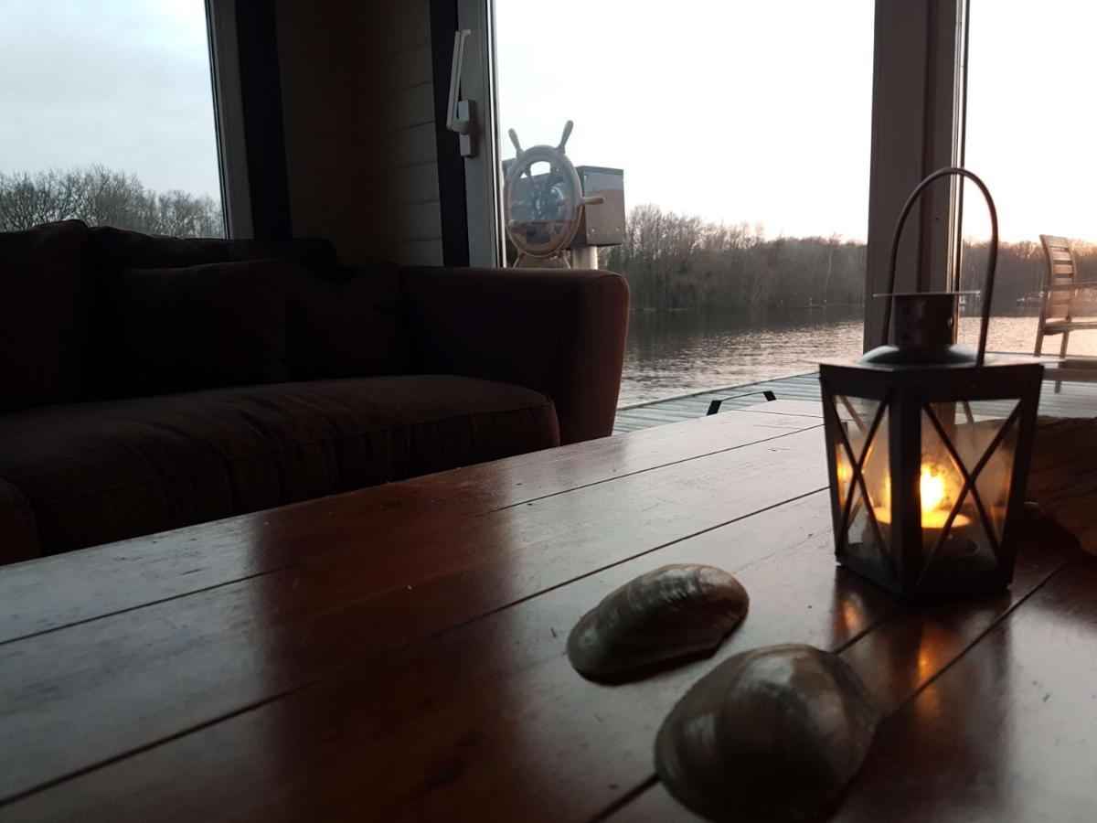 Grosses Gemuetliches Hausboot In *