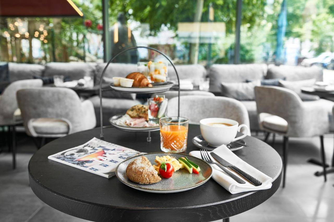 June Six City West Hotel 3*