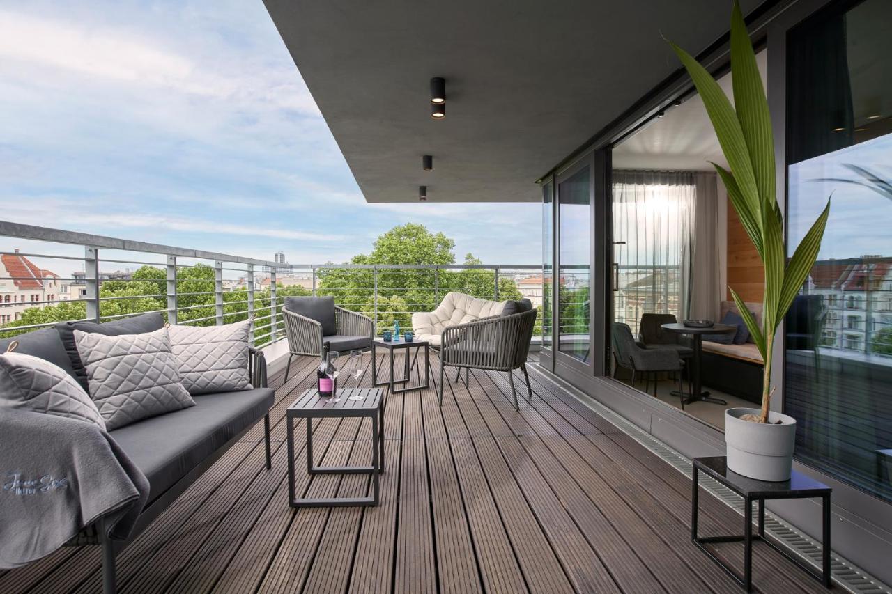Hotel June Six City West 3*