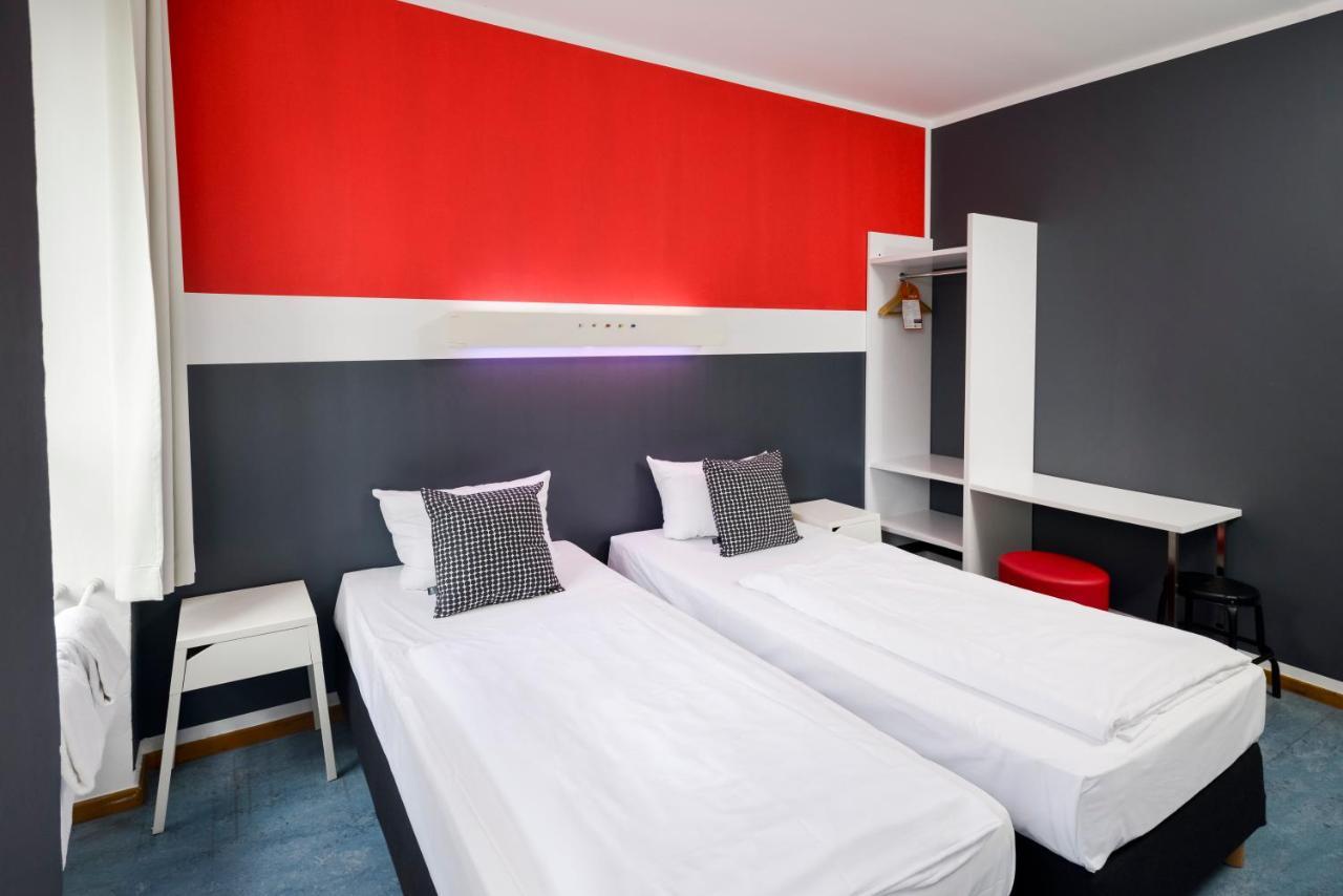 Old Town Hostel *