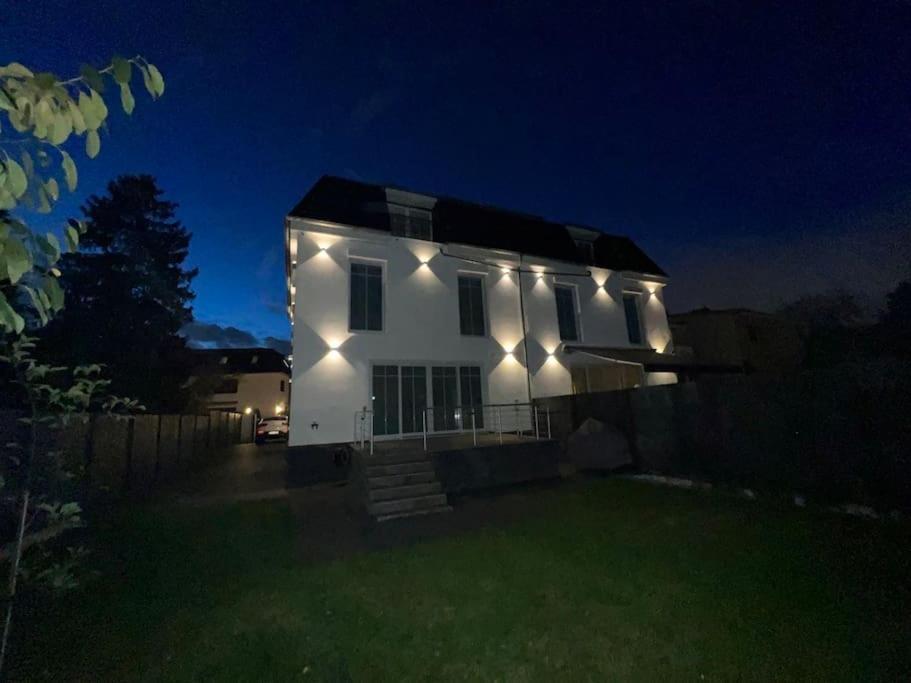 Apartment Luxus-doppelhaushaelfte Im Ruhigen Blumenviertel Berlin