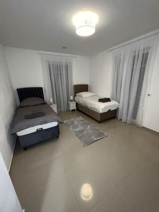 Luxus-doppelhaushaelfte Im Ruhigen Blumenviertel Apartment