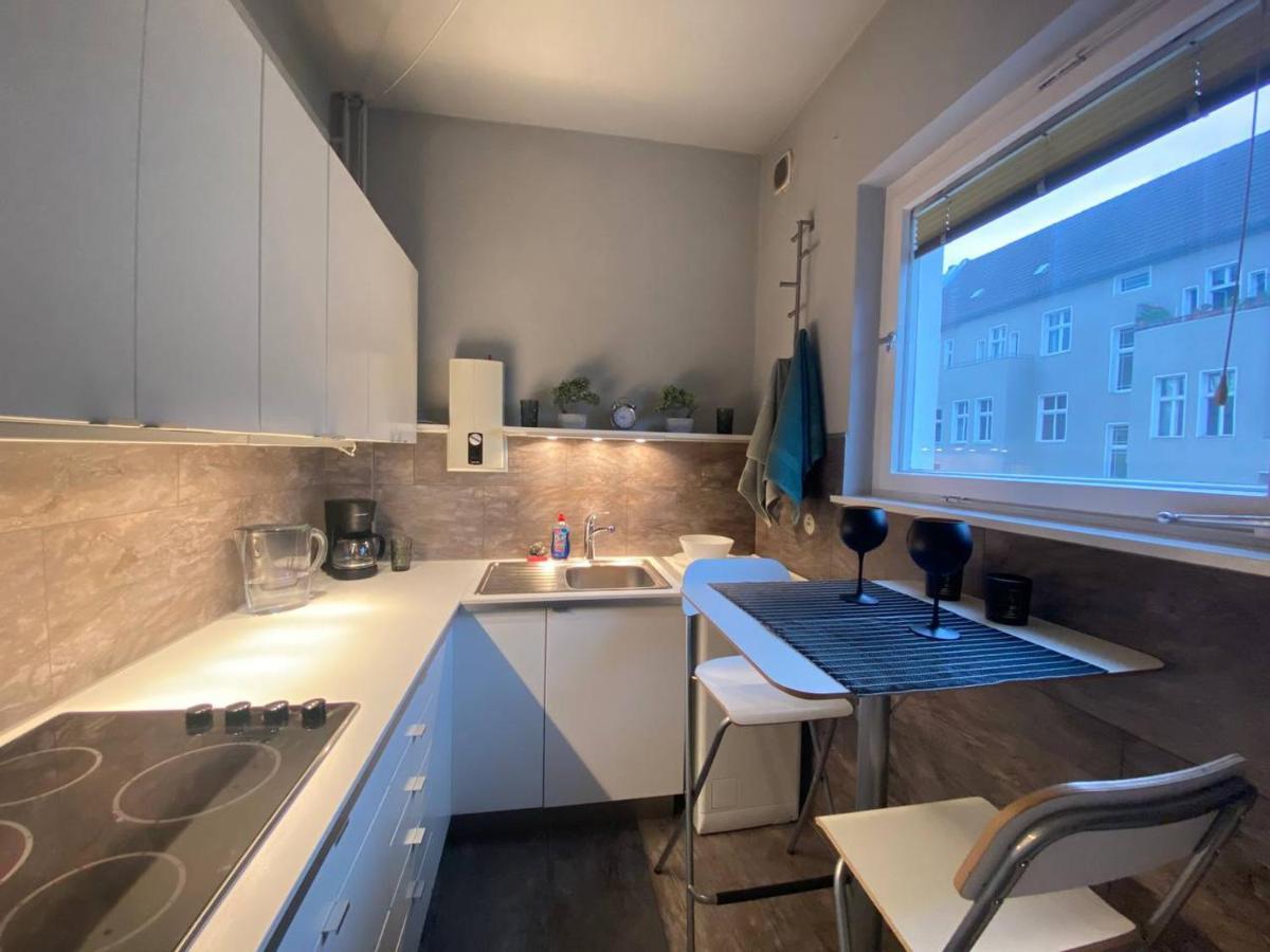 Cozy Modern With Small Balcony In The Heart Of Apartment *