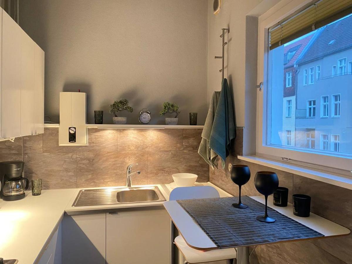 Apartment Cozy Modern With Small Balcony In The Heart Of