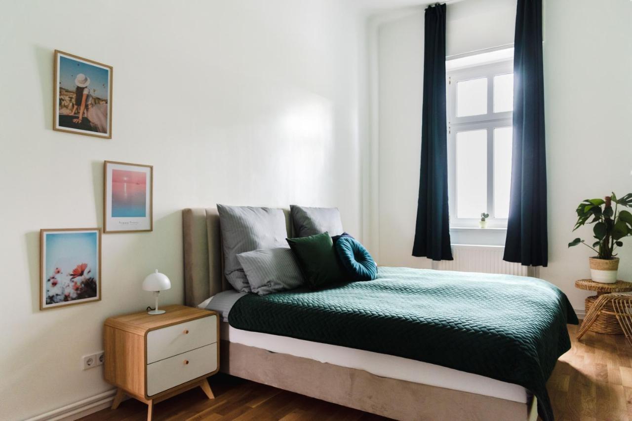 165m2 Downtown Family 5br, 3bath, Kids Room, 11min Alexanderplatz Apartment Berlin