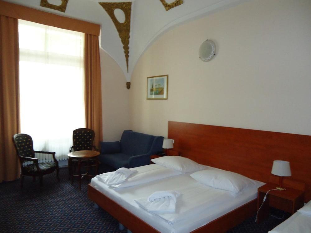 Am Kurfuerstendamm 3* Berlin