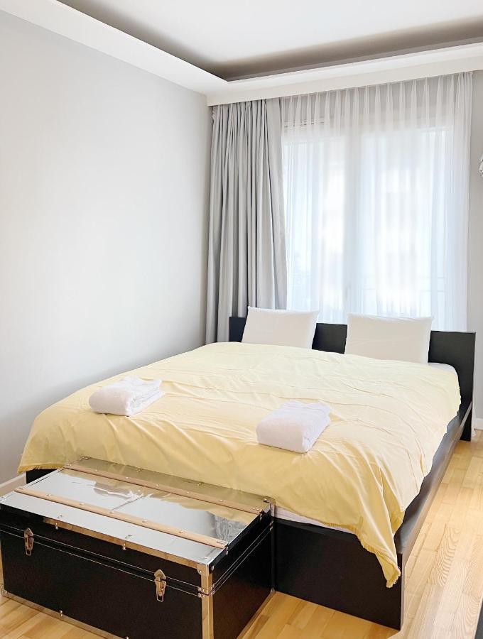 Prime Comfort With Balcony & Free Parking