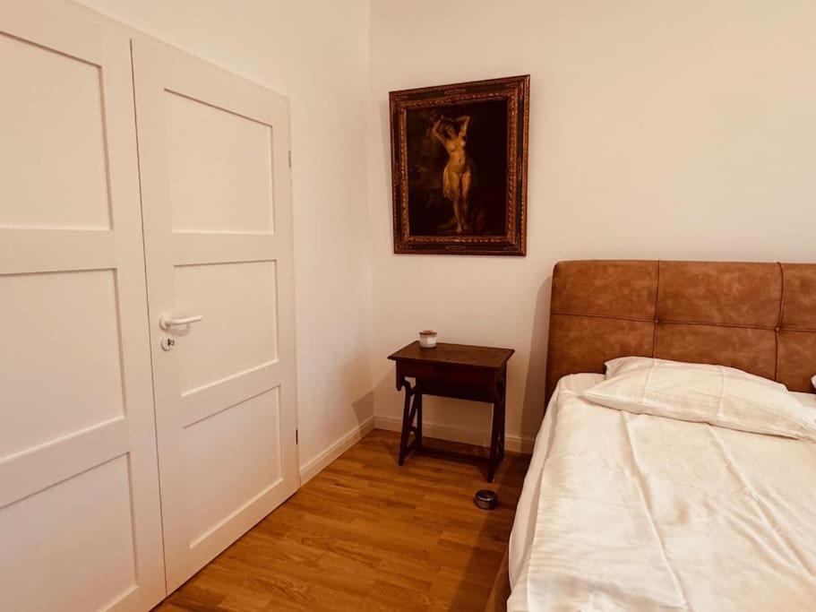 Bright Quiet Apartment *