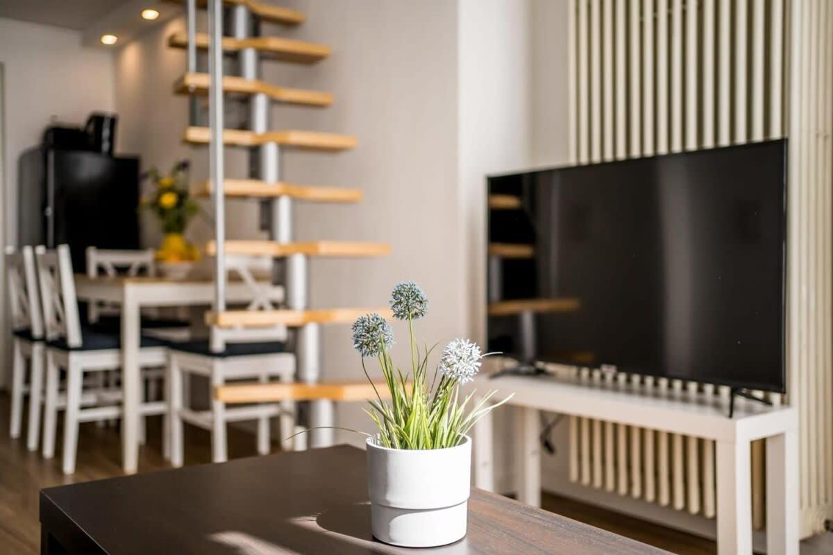 Industrial Loft In Mitte Apartment
