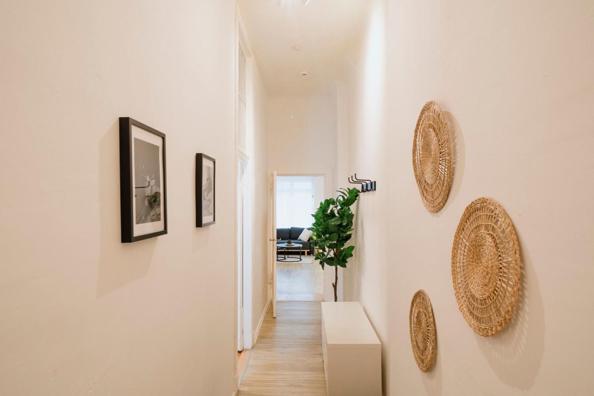 Apartment Homely - Luxurious, Spacious, Near Victory Column, River Berlin