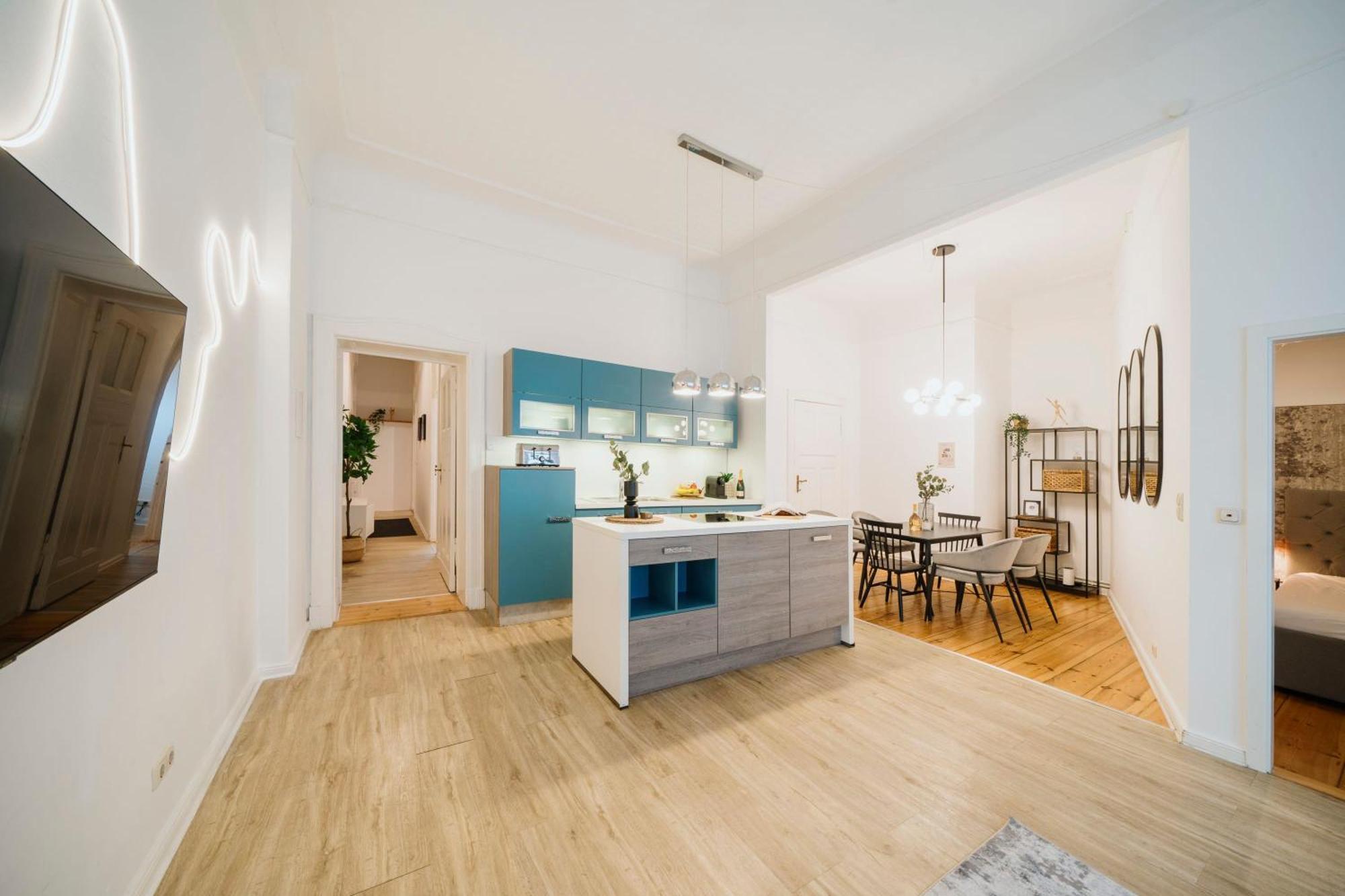 Homely - Luxurious, Spacious, Near Victory Column, River *