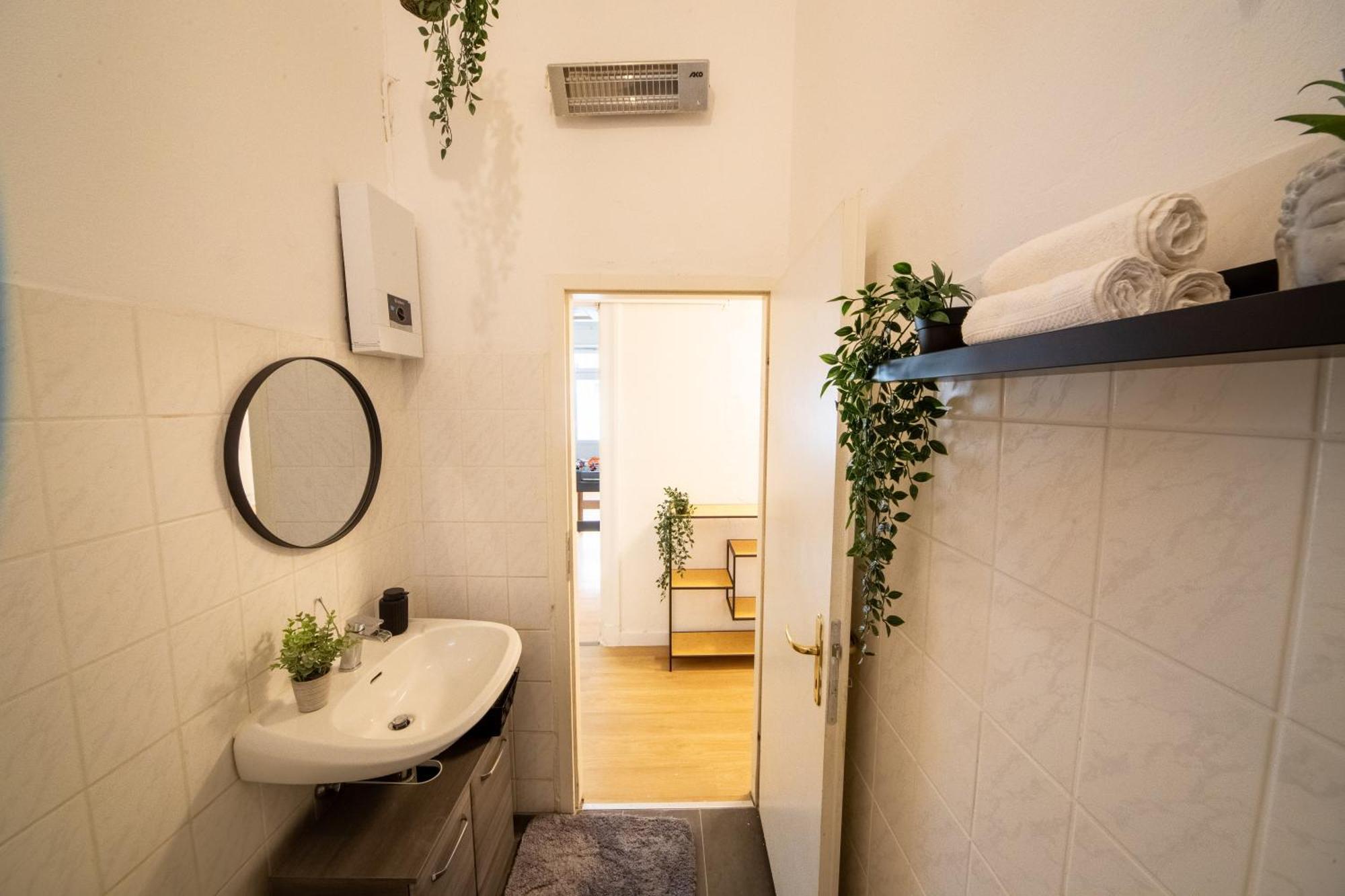 Massagesessel, King-sized Bed, Billardtisch, 2 Couches Apartment *