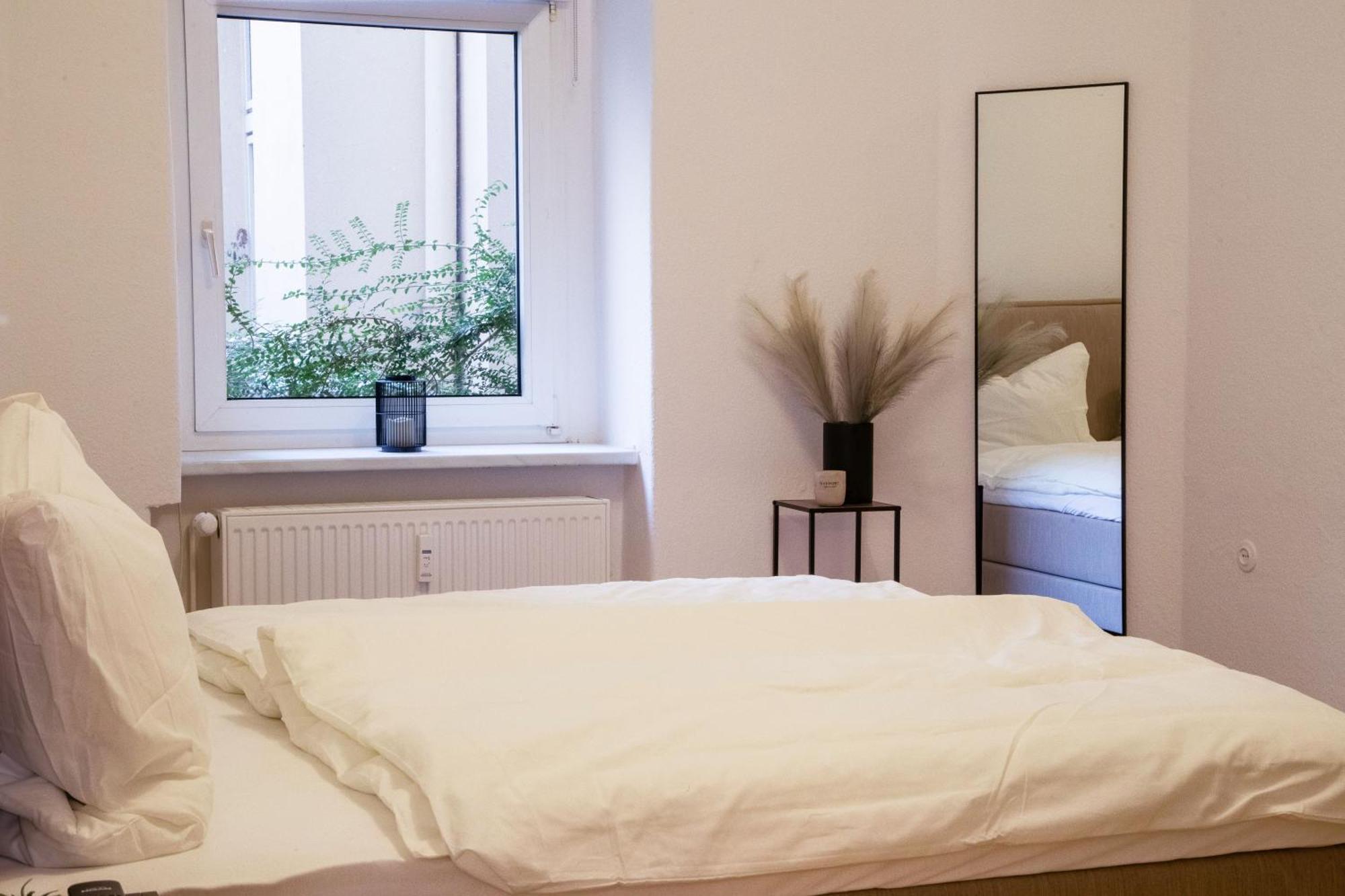Massagesessel, King-sized Bed, Billardtisch, 2 Couches *