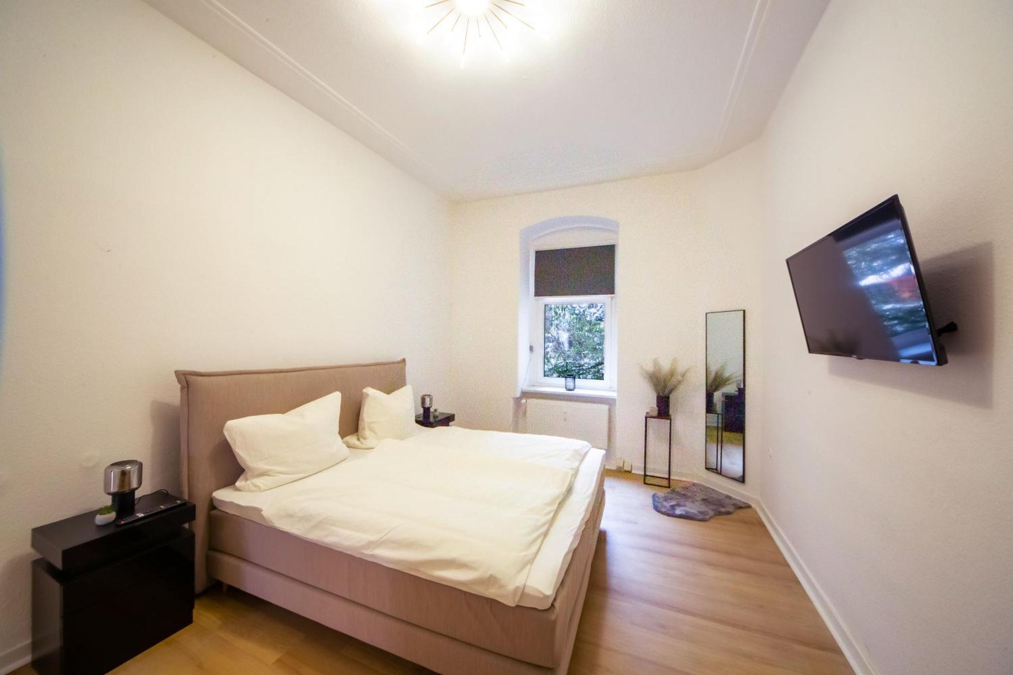 Massagesessel, King-sized Bed, Billardtisch, 2 Couches Apartment *