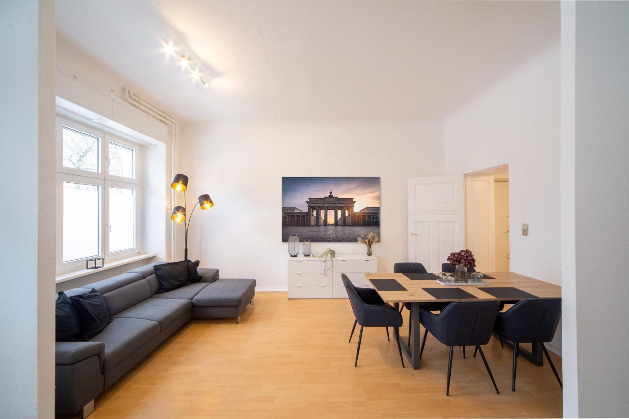 Apartment Massagesessel, King-sized Bed, Billardtisch, 2 Couches
