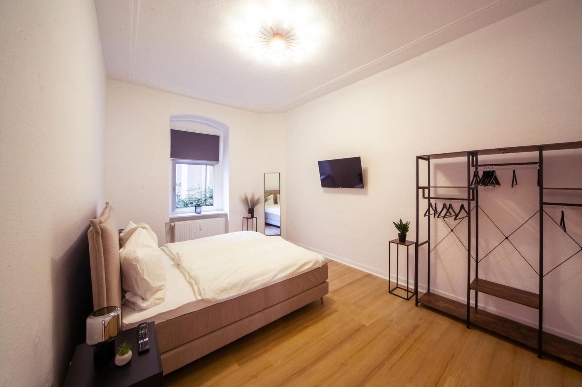 Massagesessel, King-sized Bed, Billardtisch, 2 Couches Apartment Berlin