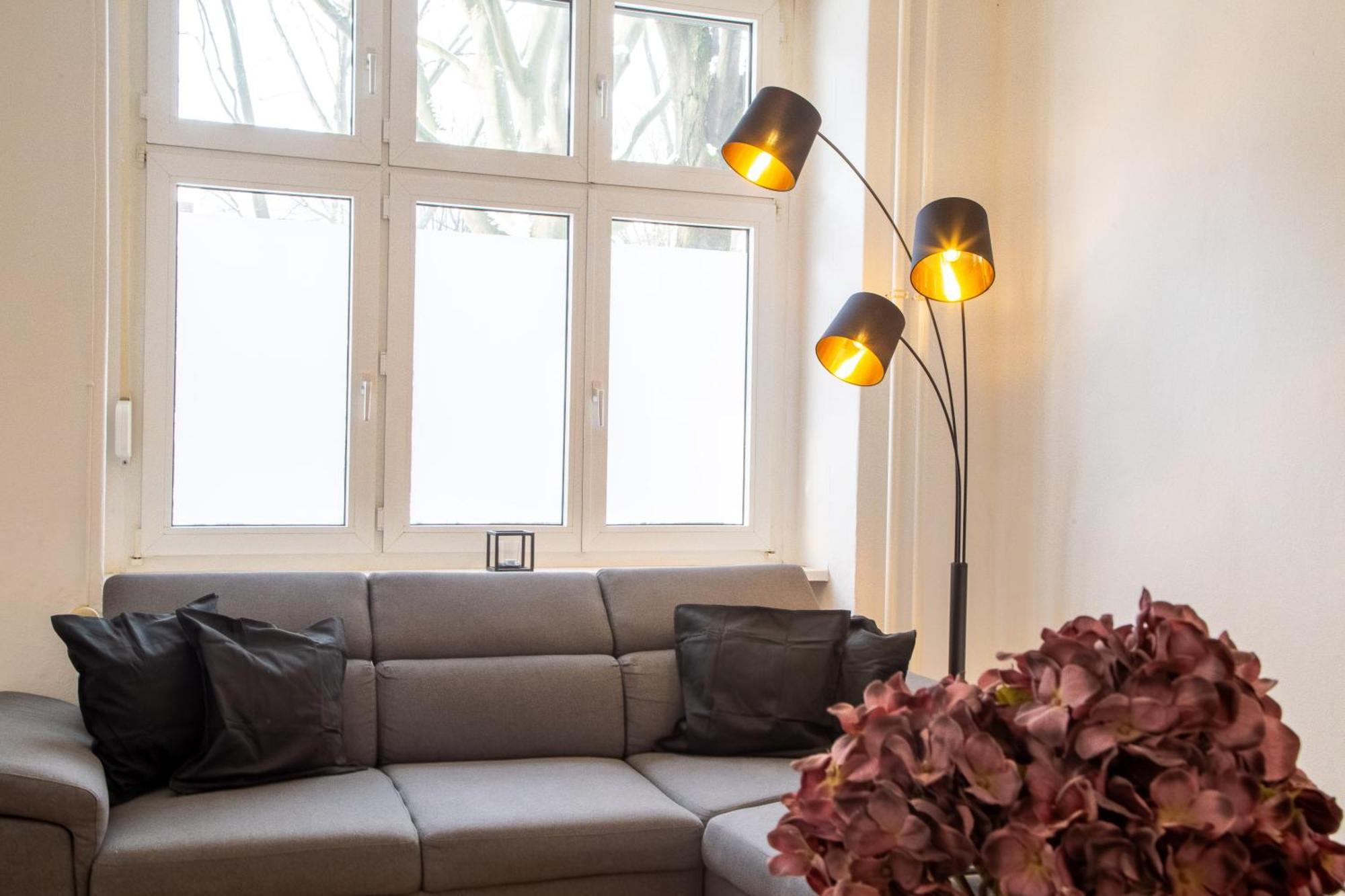 Massagesessel, King-sized Bed, Billardtisch, 2 Couches Berlin