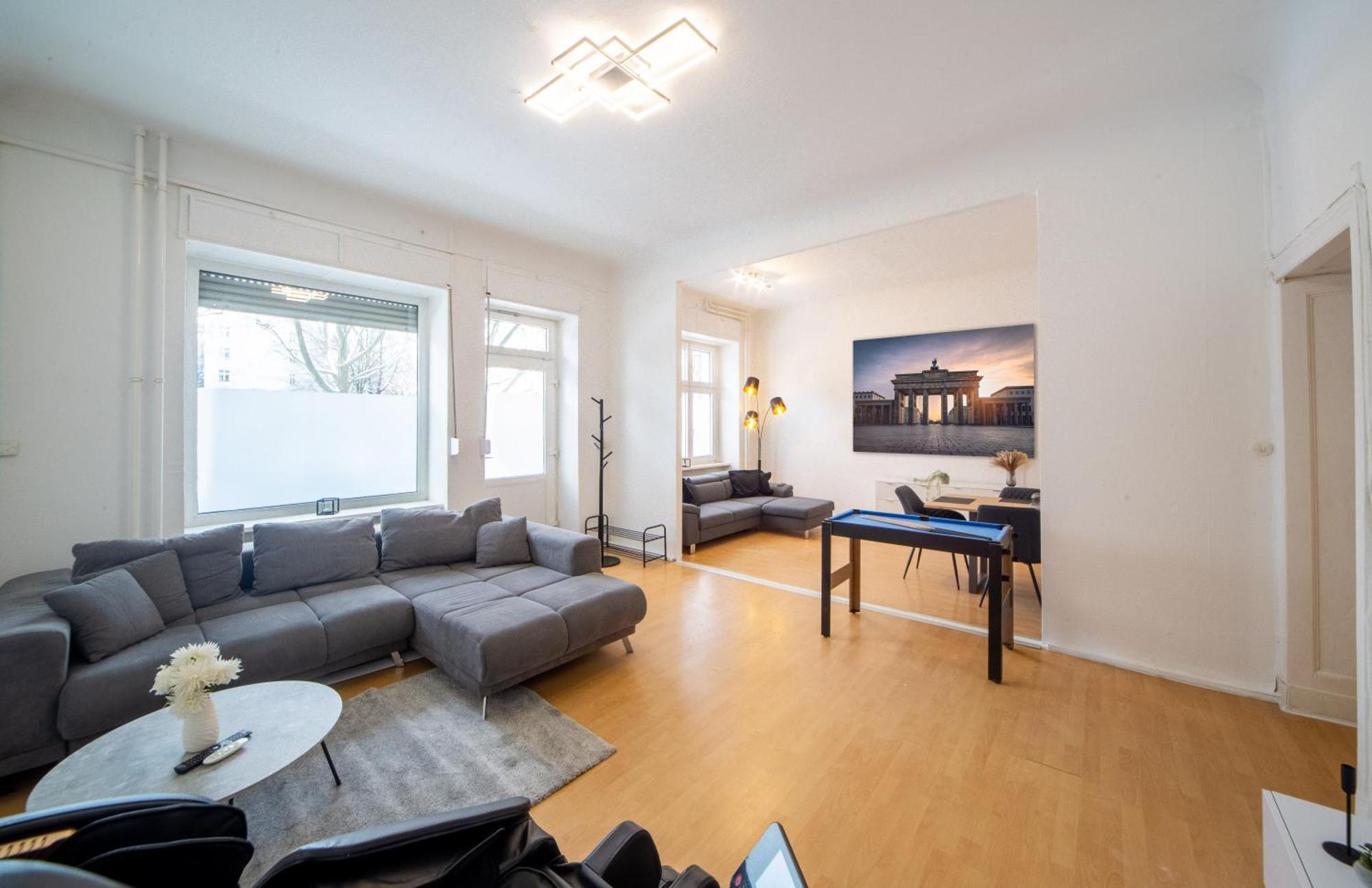 Massagesessel, King-sized Bed, Billardtisch, 2 Couches *