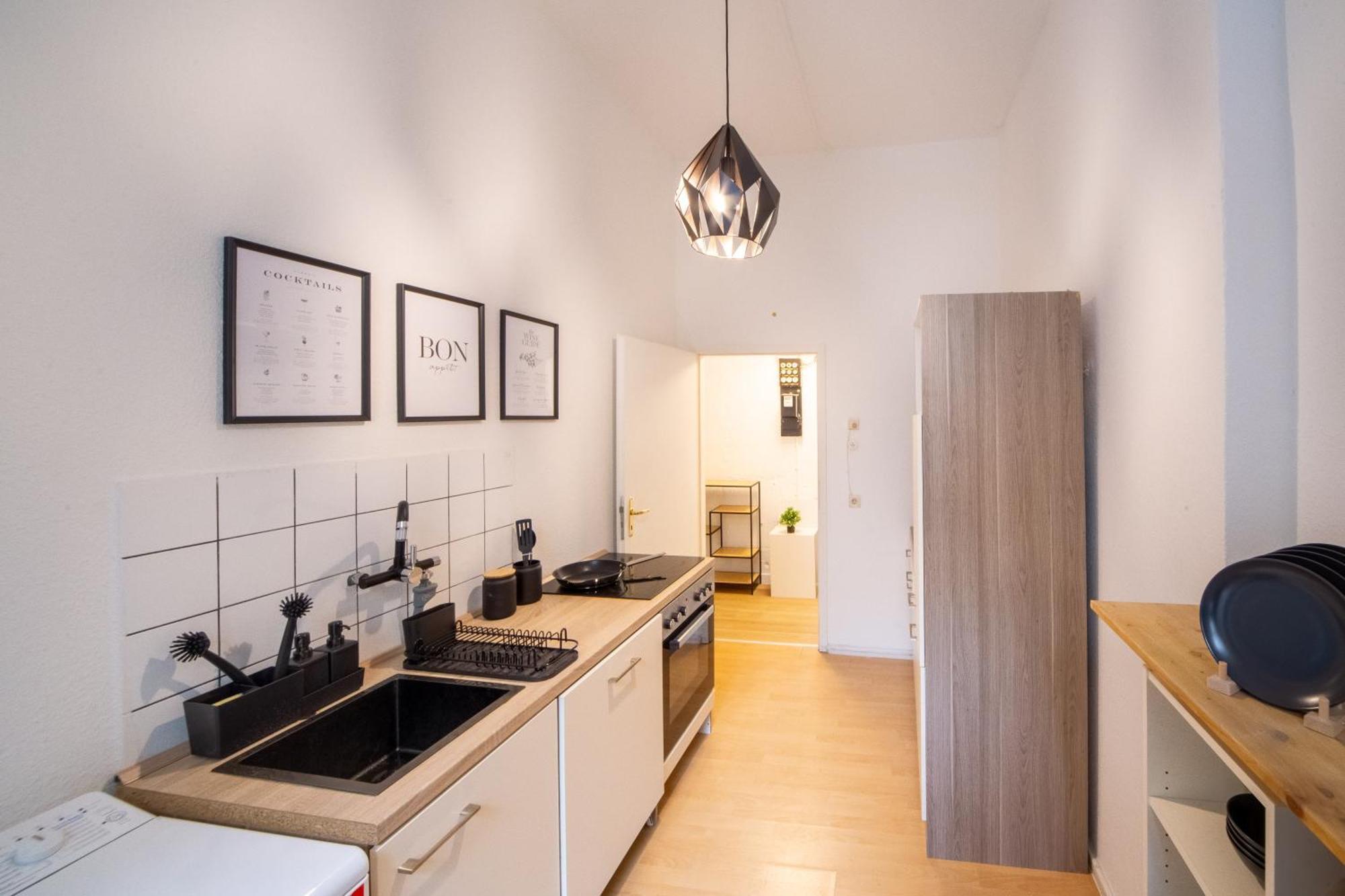 Massagesessel, King-sized Bed, Billardtisch, 2 Couches Apartment *