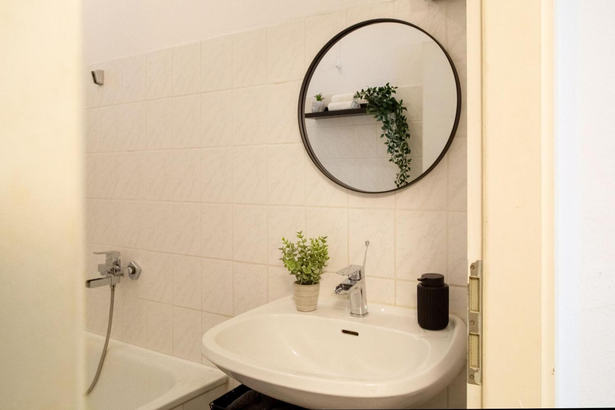 Apartment Massagesessel, King-sized Bed, Billardtisch, 2 Couches Berlin