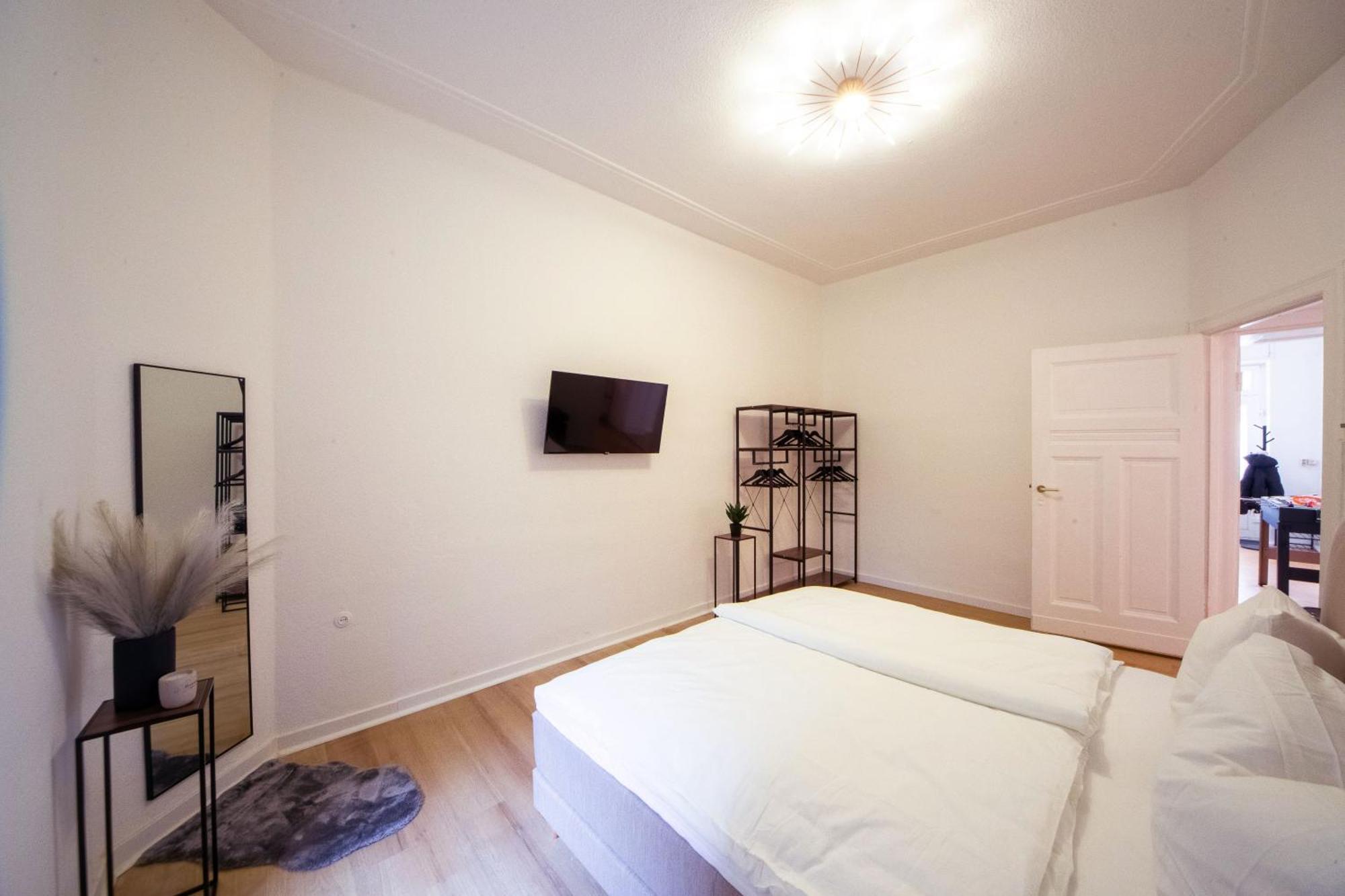 Massagesessel, King-sized Bed, Billardtisch, 2 Couches * Berlin