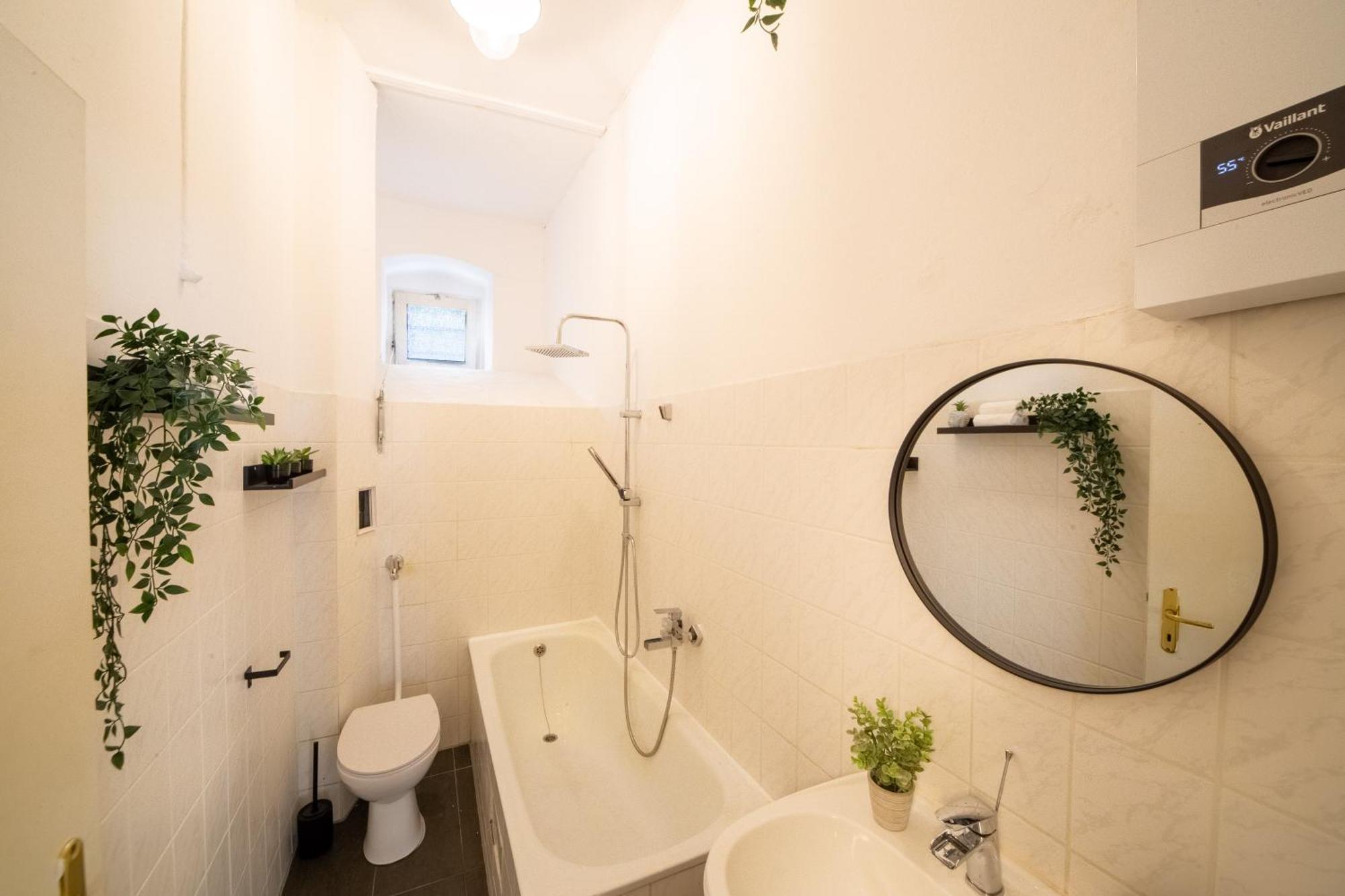 Massagesessel, King-sized Bed, Billardtisch, 2 Couches Apartment *