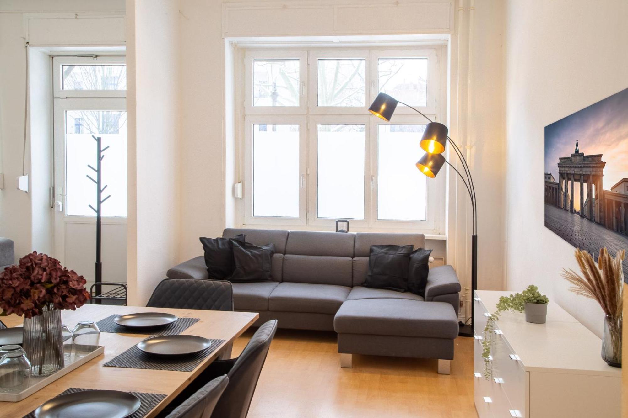 Massagesessel, King-sized Bed, Billardtisch, 2 Couches *