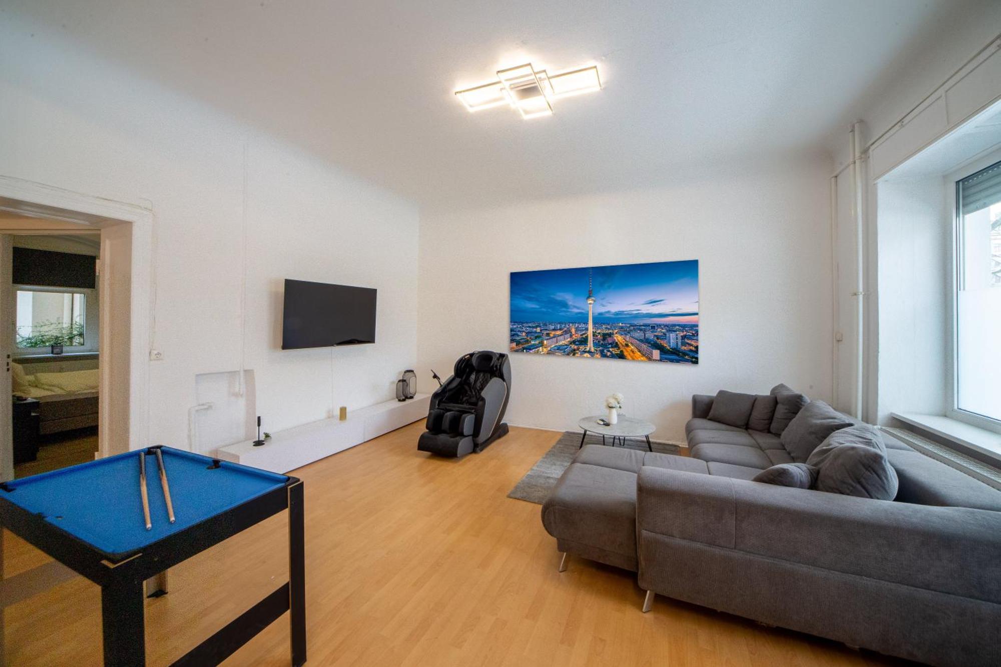 Massagesessel, King-sized Bed, Billardtisch, 2 Couches Apartment Berlin