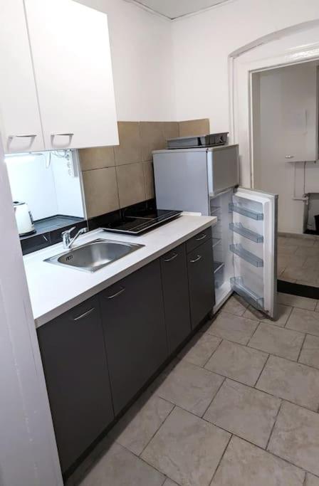 Tiergarten: Central, Spacious, Beautiful Designed 2-br Near Park Apartment *
