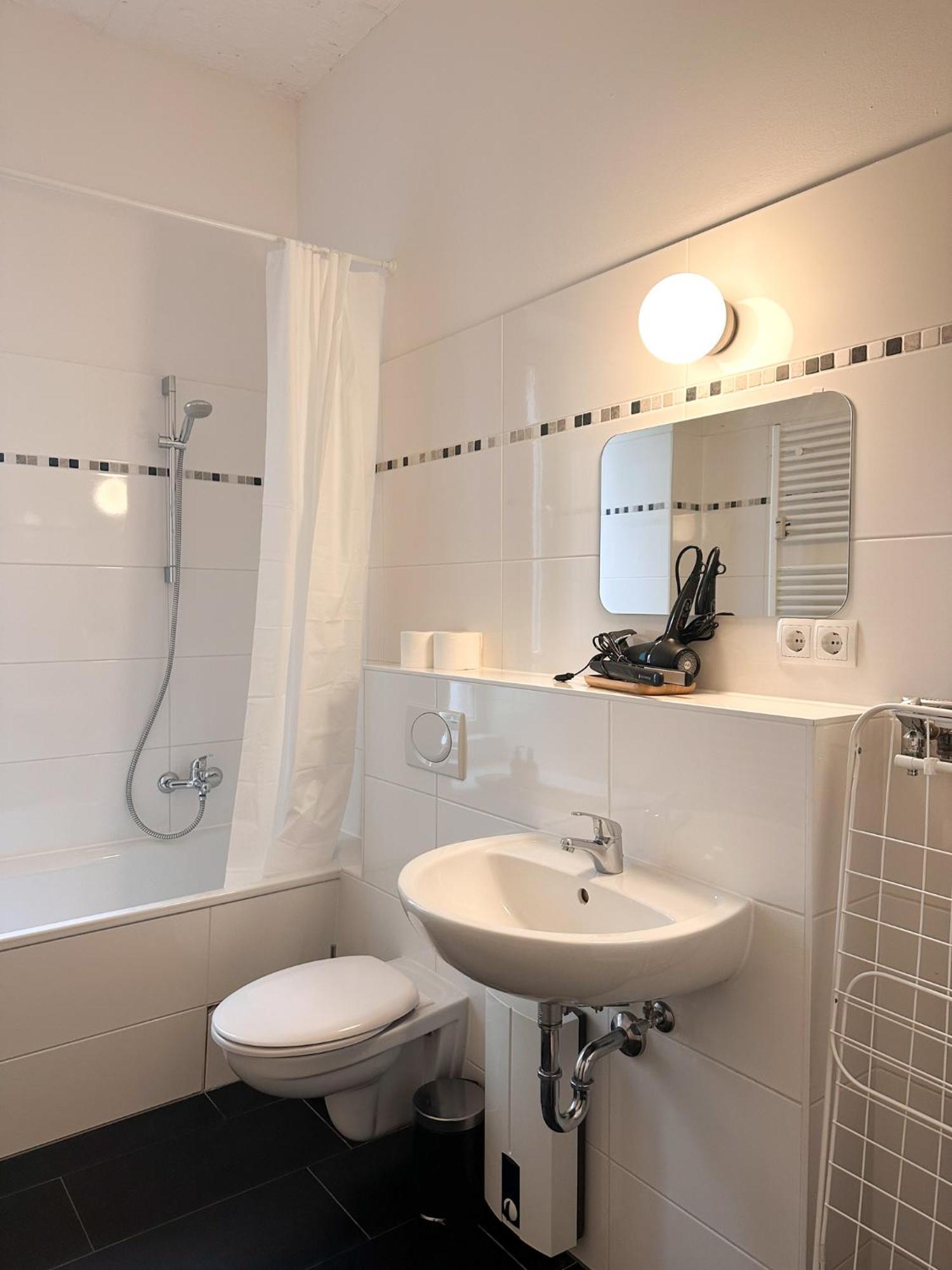 Nook Design-apartments Mit Kueche, Duschbad, Neben U-bahn Station Aber Ruhig Gelegen Apartment