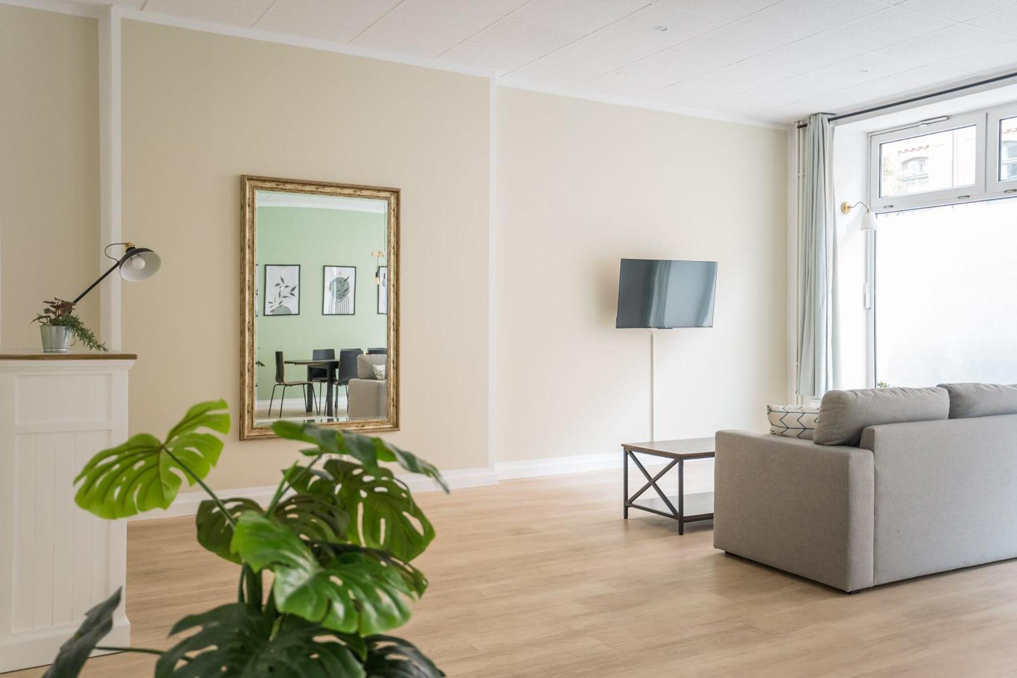 Spacious Family With 2 Bedrooms Apartment *