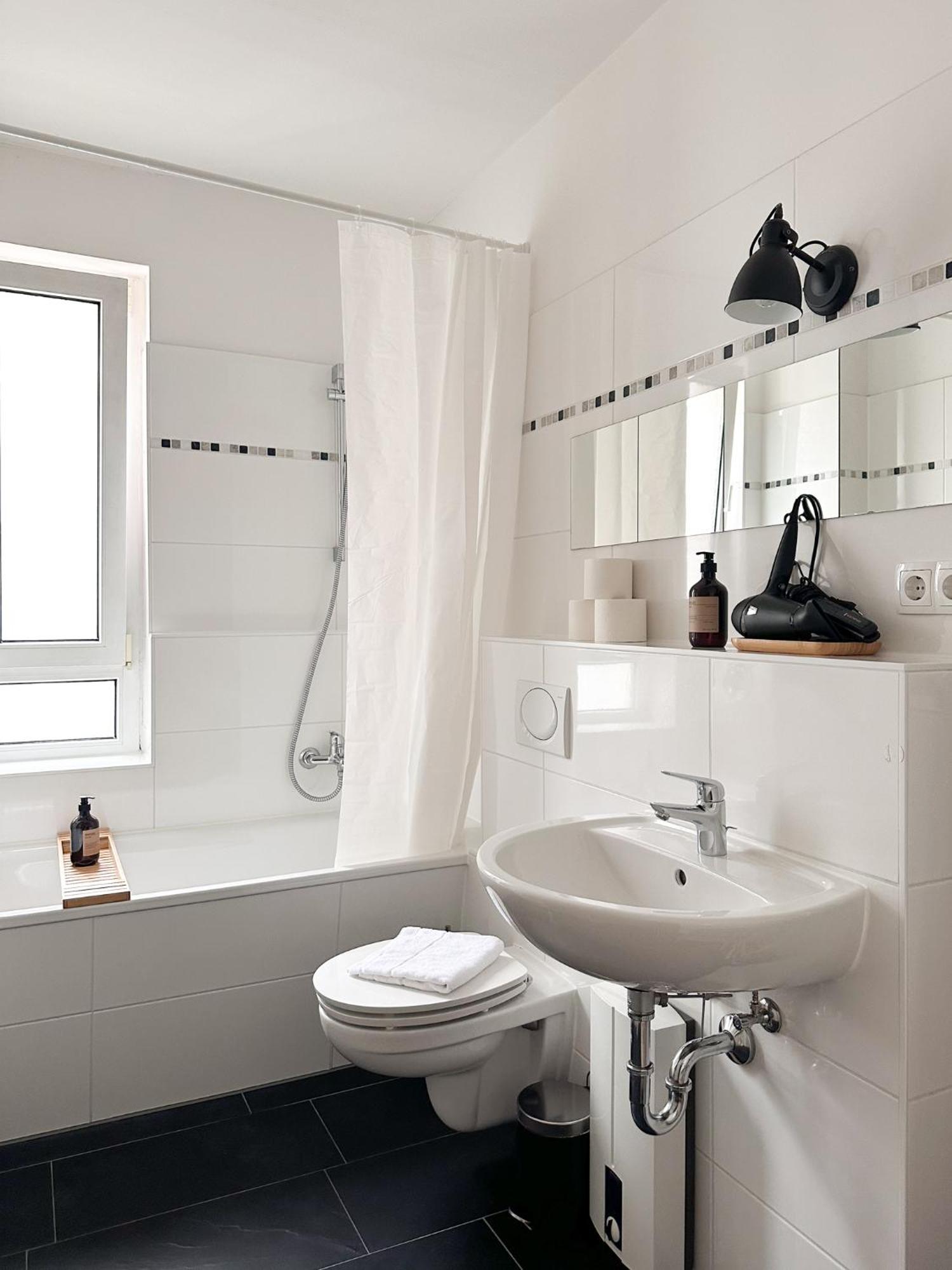 Nook Design-apartments Mit Kueche, Duschbad, Neben U-bahn Station Aber Ruhig Gelegen Apartment