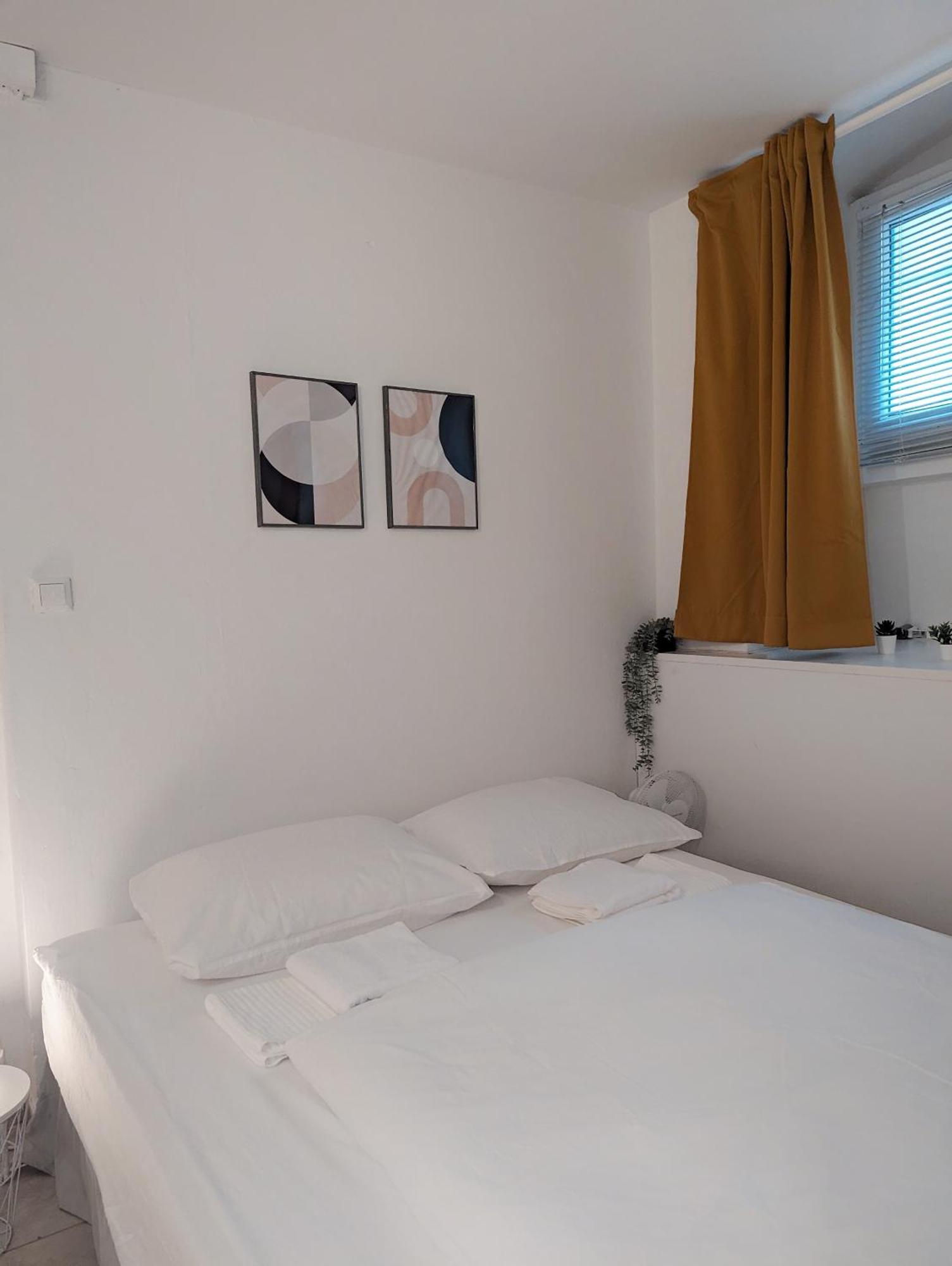 Tiergarten: Central, Spacious, Beautiful Designed 2-br Near Park Apartment Berlin