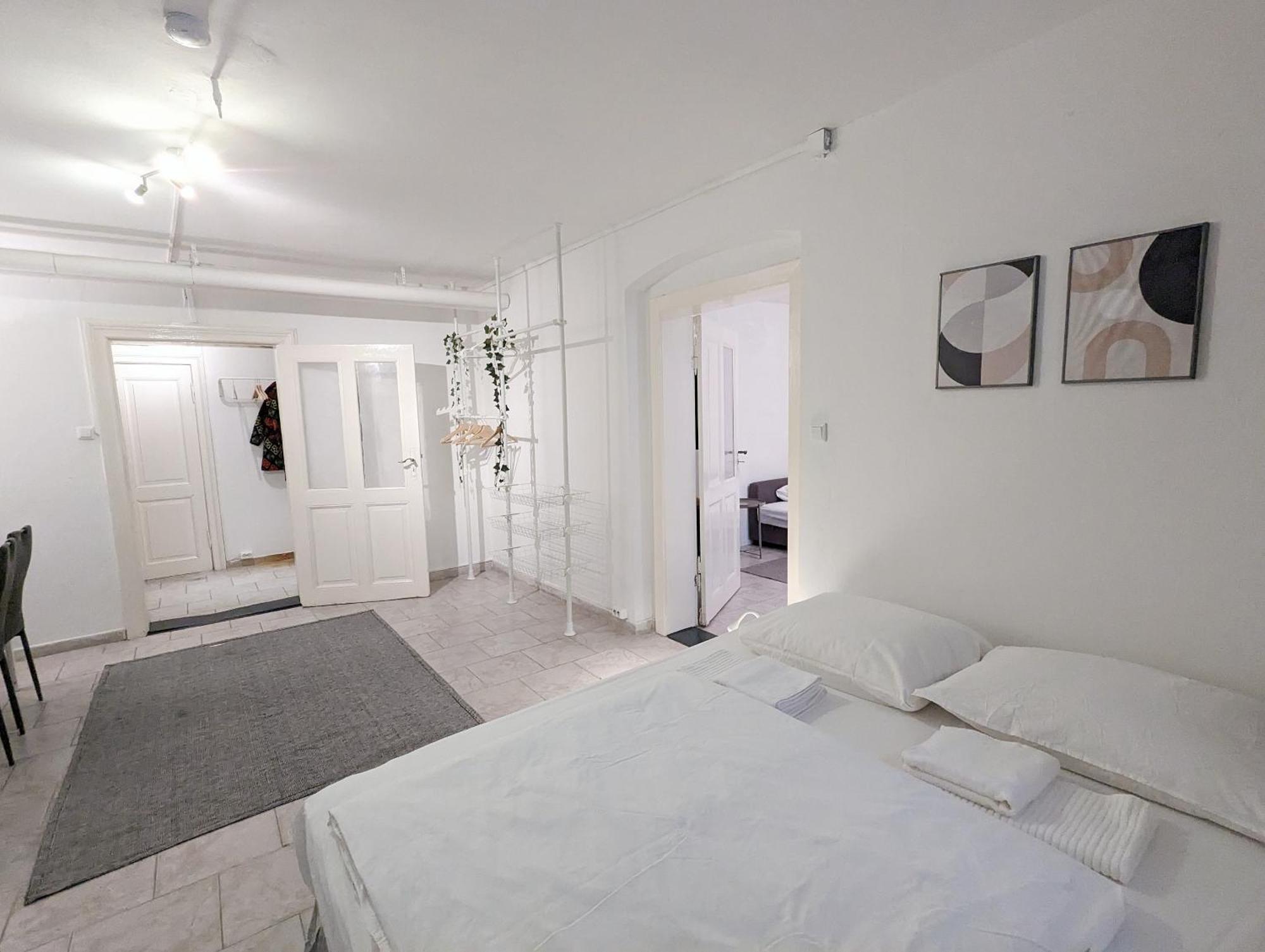 Apartment Tiergarten: Central, Spacious, Beautiful Designed 2-br Near Park Berlin