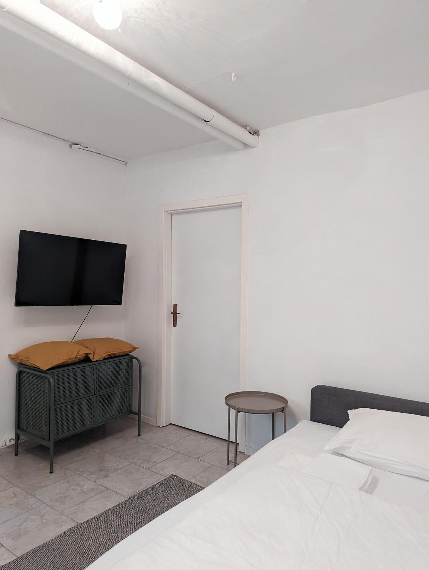 Tiergarten: Central, Spacious, Beautiful Designed 2-br Near Park Apartment