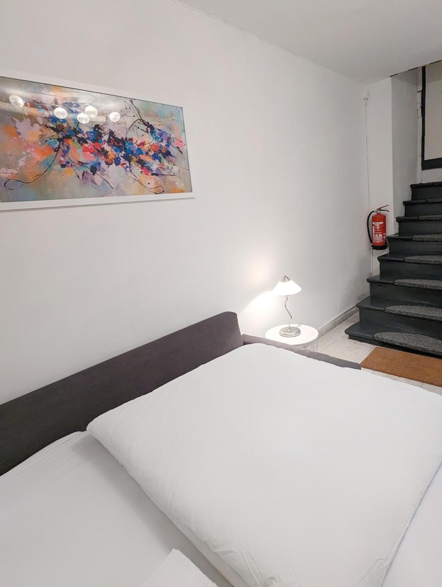 Tiergarten: Central, Spacious, Beautiful Designed 2-br Near Park Apartment *