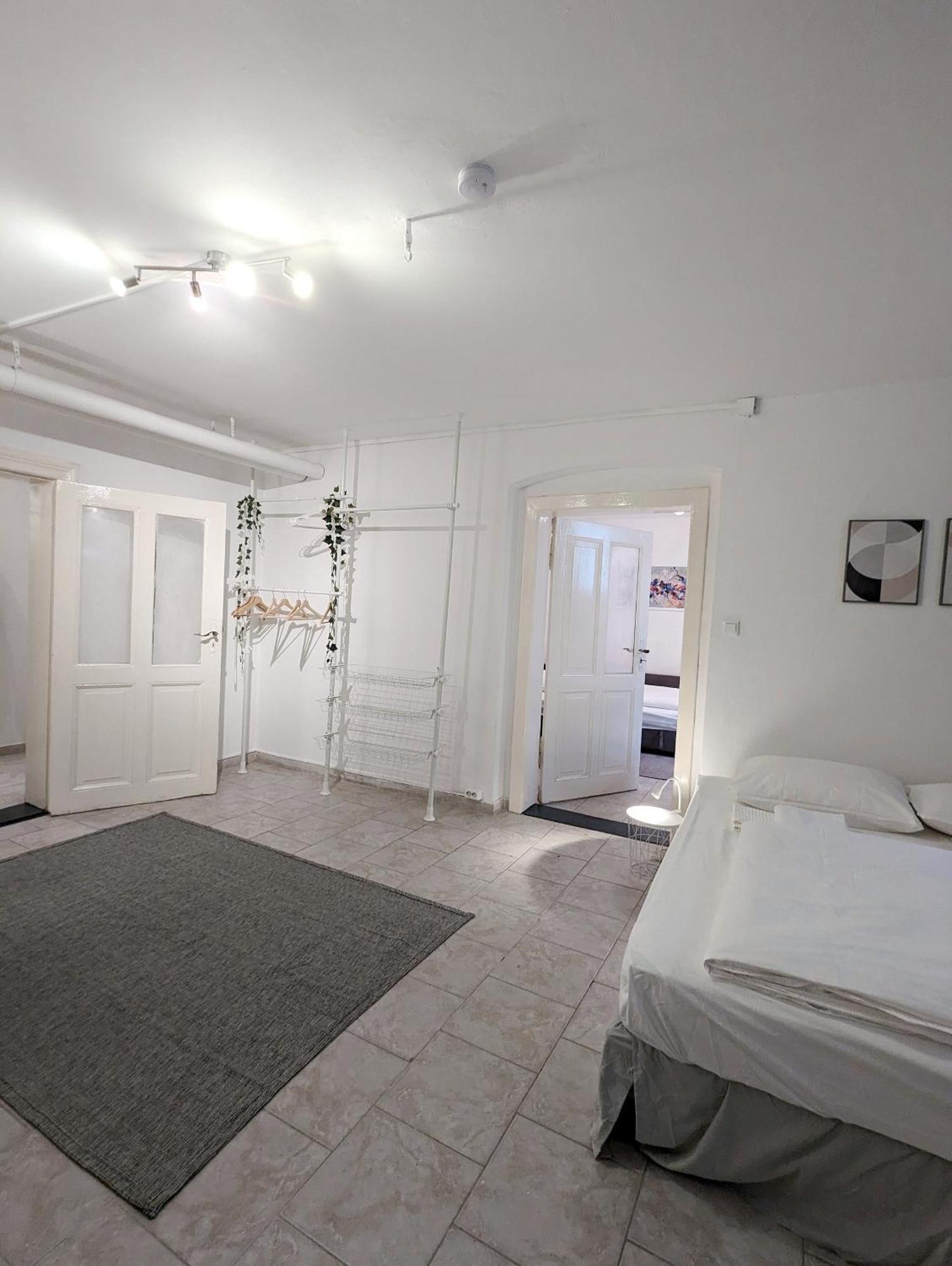 Apartment Tiergarten: Central, Spacious, Beautiful Designed 2-br Near Park