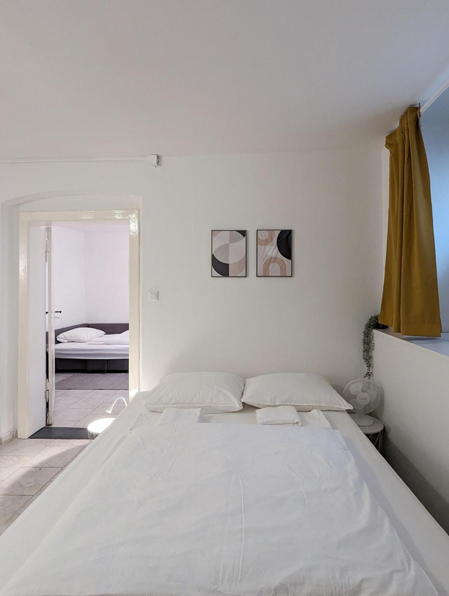 Tiergarten: Central, Spacious, Beautiful Designed 2-br Near Park Apartment *