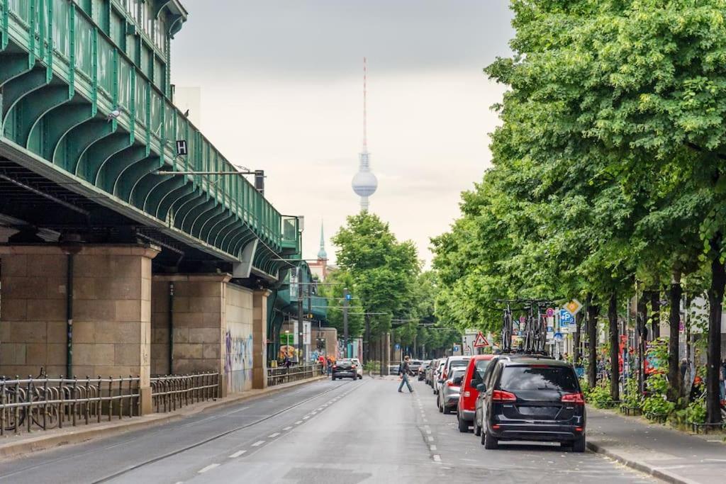 33 L With 8 & 3 Bathrooms * Berlin