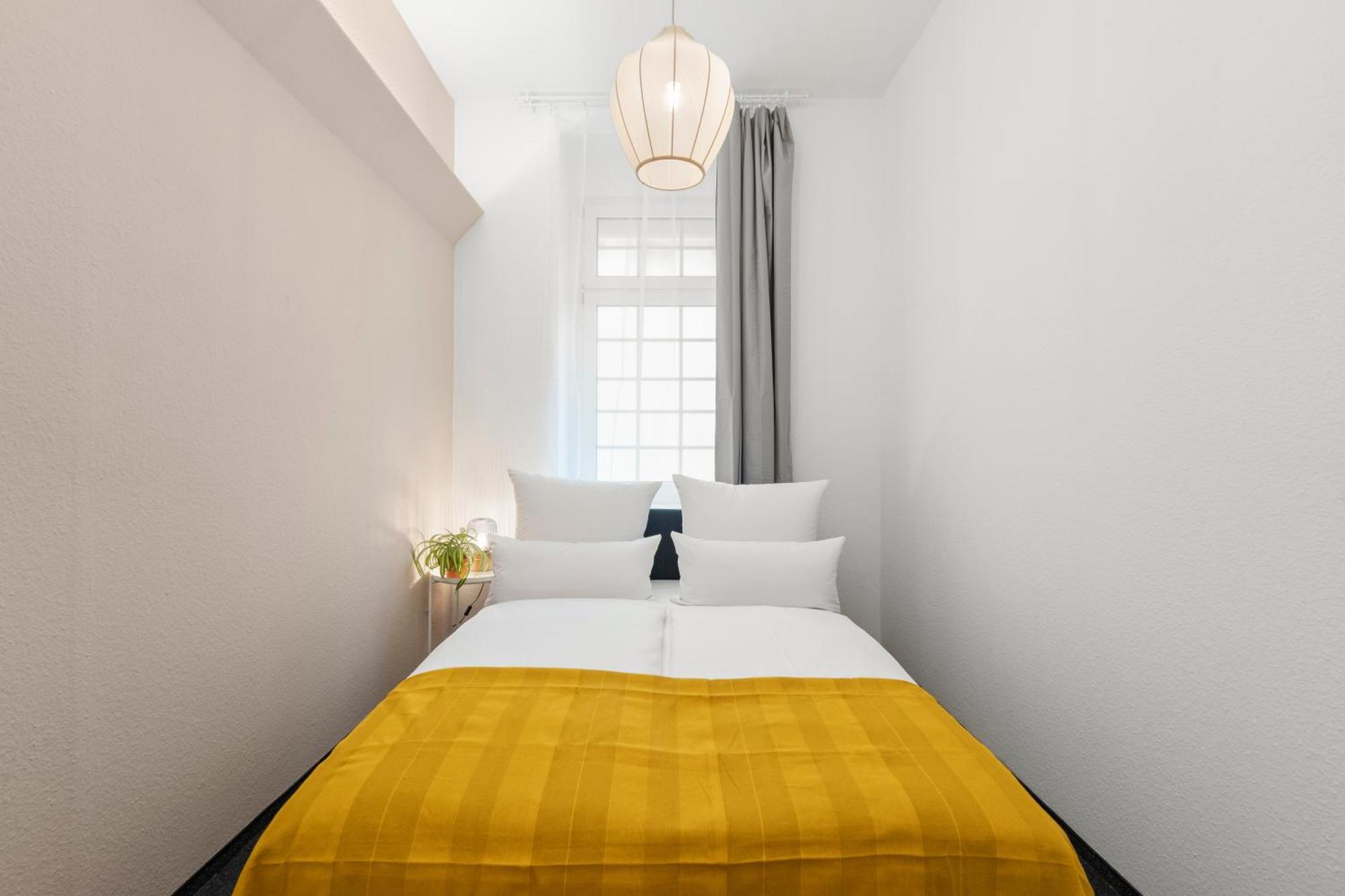 33 L With 8 & 3 Bathrooms Apartment
