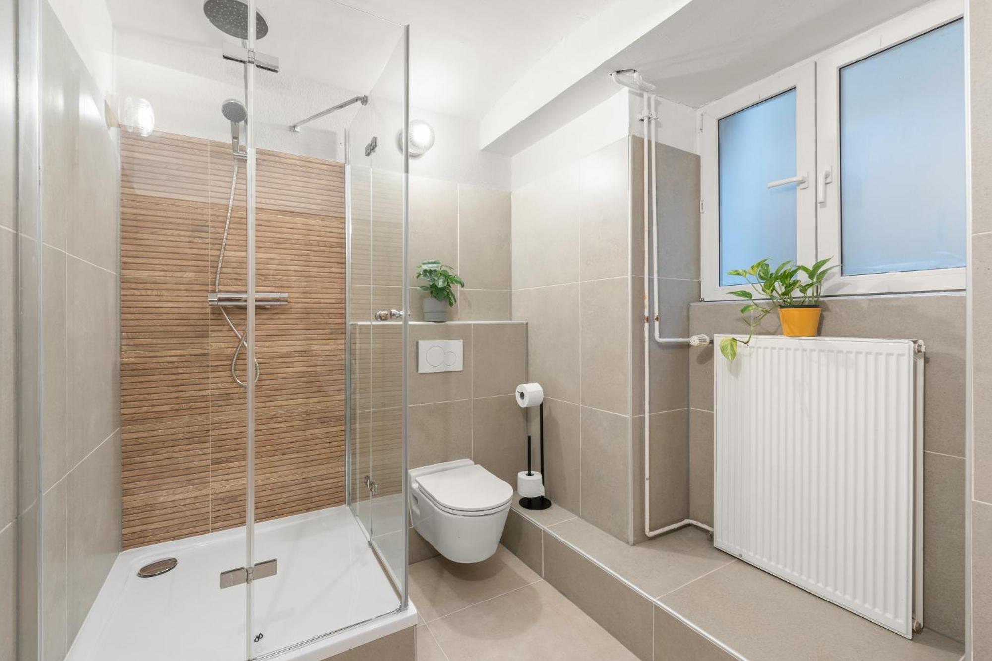 33 L With 8 & 3 Bathrooms * Berlin