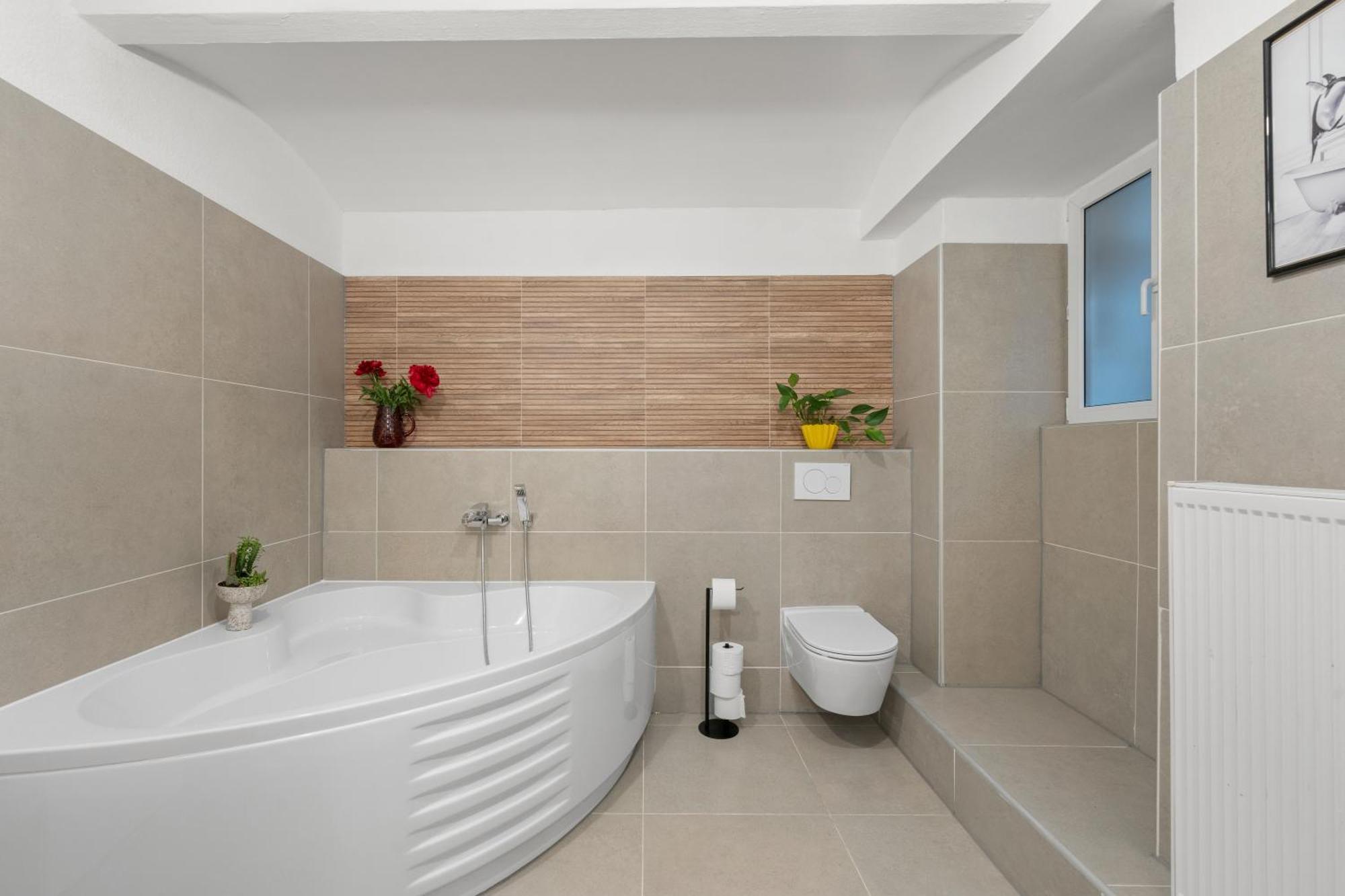 33 L With 8 & 3 Bathrooms Apartment