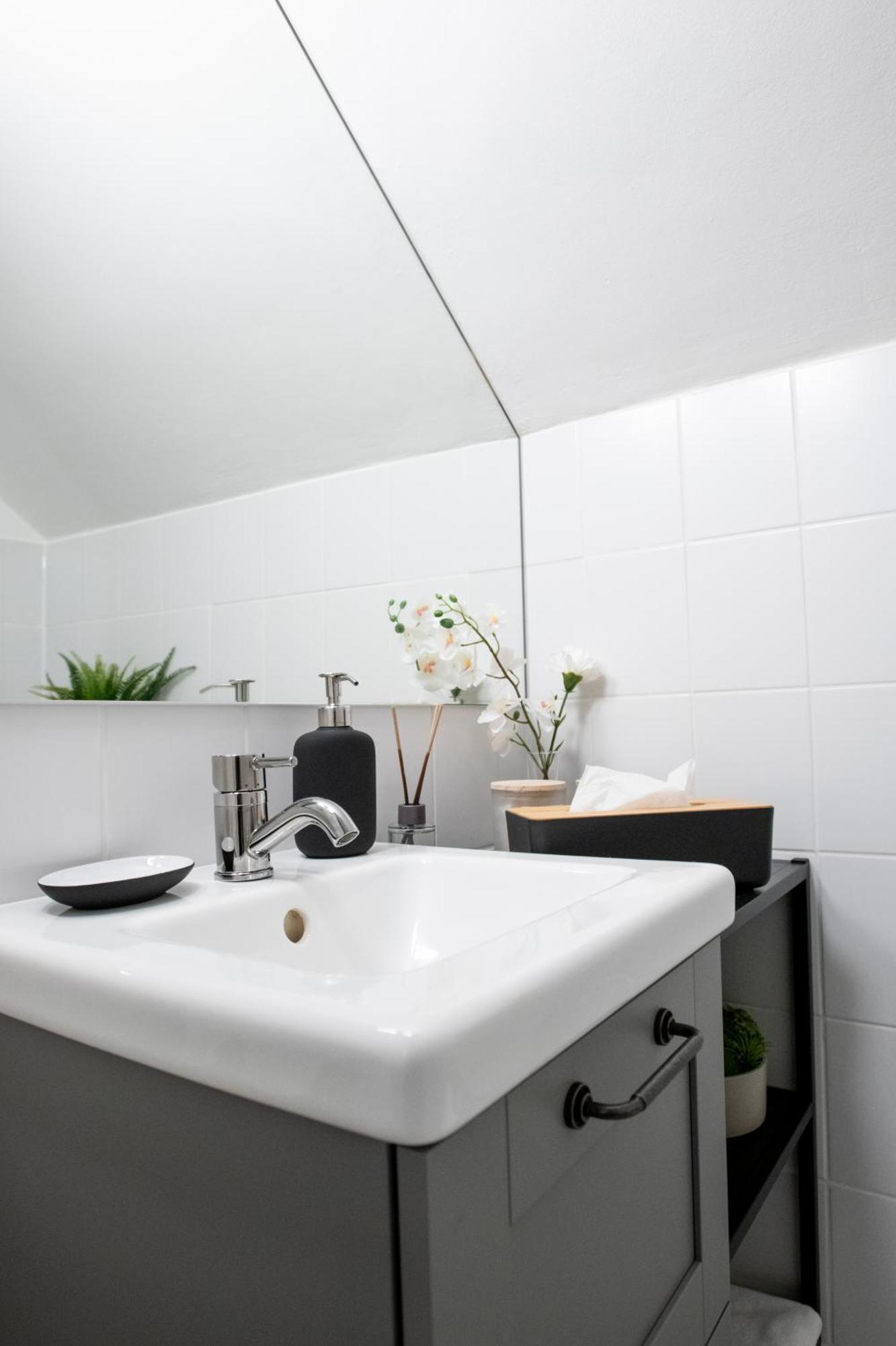Charmantes 2-zimmer-apartment Mit Vorgarten Apartment *
