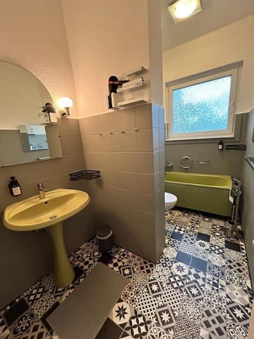 Duplex Ullstein- 4 Bedrooms, 2 Bathrooms, Living Room, 2 Parking Spaces, Boxspringbeds, Family & Business Apartment! Lejlighed